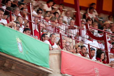 Público asistente a la Plaza de Toros de Pamplona durante la última corrida de la Feria del Toro 2018.