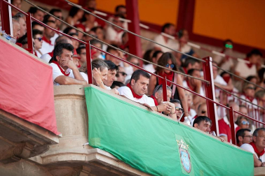 Público asistente a la Plaza de Toros de Pamplona durante la última corrida de la Feria del Toro 2018.