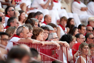 Público asistente a la Plaza de Toros de Pamplona durante la última corrida de la Feria del Toro 2018.
