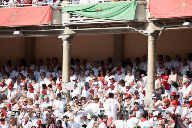 Público asistente a la Plaza de Toros de Pamplona durante la última corrida de la Feria del Toro 2018.