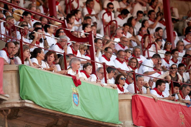 Público asistente a la Plaza de Toros de Pamplona durante la última corrida de la Feria del Toro 2018.