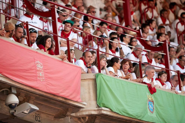 Público asistente a la Plaza de Toros de Pamplona durante la última corrida de la Feria del Toro 2018.