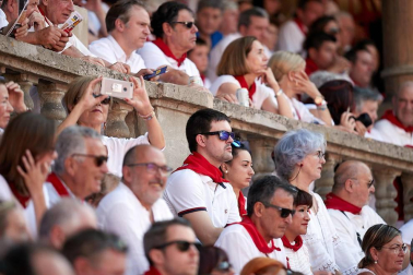 Público asistente a la Plaza de Toros de Pamplona durante la última corrida de la Feria del Toro 2018.