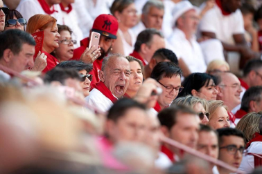 Público asistente a la Plaza de Toros de Pamplona durante la última corrida de la Feria del Toro 2018.