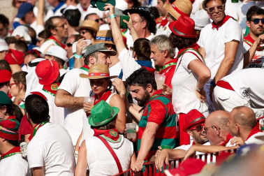 Público asistente a la Plaza de Toros de Pamplona durante la última corrida de la Feria del Toro 2018.