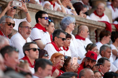 Público asistente a la Plaza de Toros de Pamplona durante la última corrida de la Feria del Toro 2018.