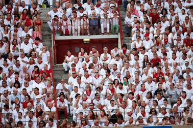 Público asistente a la Plaza de Toros de Pamplona durante la última corrida de la Feria del Toro 2018.