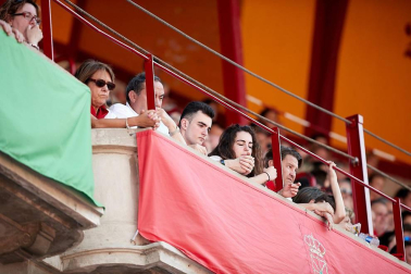 Público asistente a la Plaza de Toros de Pamplona durante la última corrida de la Feria del Toro 2018.