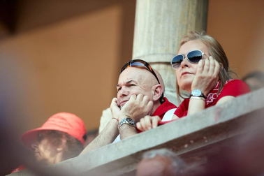 Público asistente a la Plaza de Toros de Pamplona durante la última corrida de la Feria del Toro 2018.