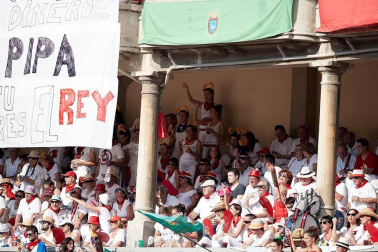 Público asistente a la Plaza de Toros de Pamplona durante la última corrida de la Feria del Toro 2018.