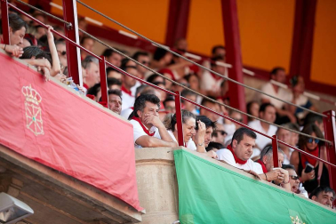 Público asistente a la Plaza de Toros de Pamplona durante la última corrida de la Feria del Toro 2018.