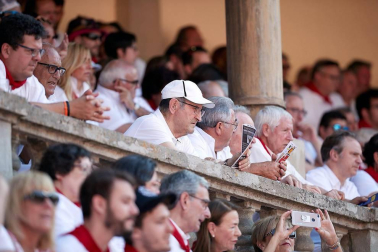 Público asistente a la Plaza de Toros de Pamplona durante la última corrida de la Feria del Toro 2018.