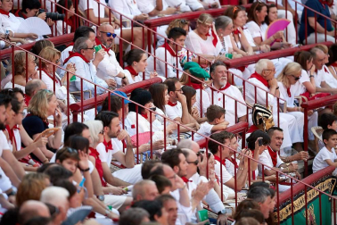 Público asistente a la Plaza de Toros de Pamplona durante la última corrida de la Feria del Toro 2018.
