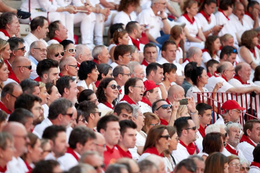 Público asistente a la Plaza de Toros de Pamplona durante la última corrida de la Feria del Toro 2018.