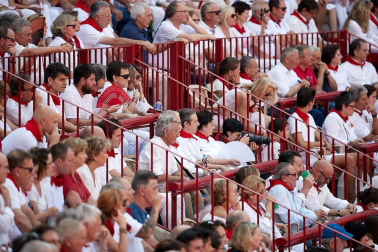 Público asistente a la Plaza de Toros de Pamplona durante la última corrida de la Feria del Toro 2018.