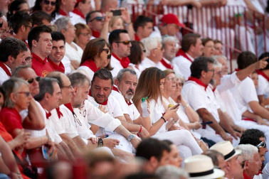 Público asistente a la Plaza de Toros de Pamplona durante la última corrida de la Feria del Toro 2018.