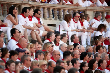Público asistente a la Plaza de Toros de Pamplona durante la última corrida de la Feria del Toro 2018.