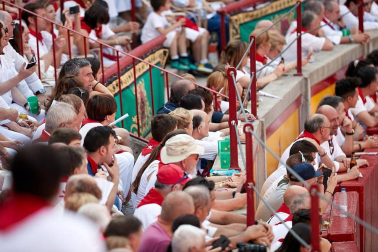 Público asistente a la Plaza de Toros de Pamplona durante la última corrida de la Feria del Toro 2018.