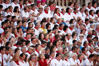 Público asistente a la Plaza de Toros de Pamplona durante la última corrida de la Feria del Toro 2018.