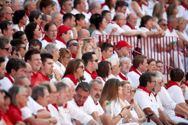 Público asistente a la Plaza de Toros de Pamplona durante la última corrida de la Feria del Toro 2018.