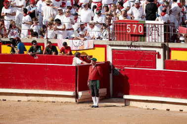 Público asistente a la Plaza de Toros de Pamplona durante la última corrida de la Feria del Toro 2018.