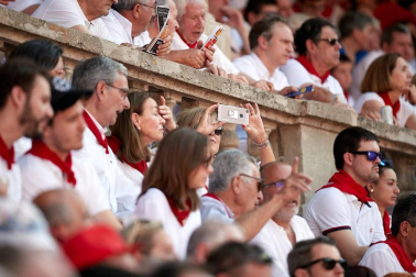 Público asistente a la Plaza de Toros de Pamplona durante la última corrida de la Feria del Toro 2018.
