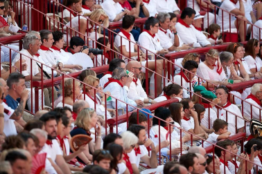 Público asistente a la Plaza de Toros de Pamplona durante la última corrida de la Feria del Toro 2018.