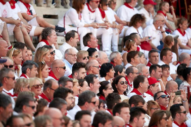 Público asistente a la Plaza de Toros de Pamplona durante la última corrida de la Feria del Toro 2018.