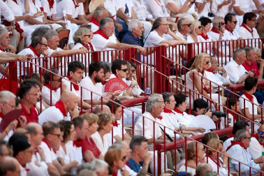 Público asistente a la Plaza de Toros de Pamplona durante la última corrida de la Feria del Toro 2018.