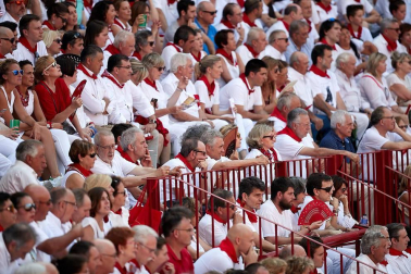 Público asistente a la Plaza de Toros de Pamplona durante la última corrida de la Feria del Toro 2018.