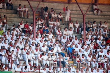 Público asistente a la Plaza de Toros de Pamplona durante la última corrida de la Feria del Toro 2018.