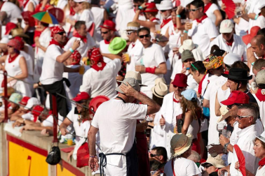 Público asistente a la Plaza de Toros de Pamplona durante la última corrida de la Feria del Toro 2018.