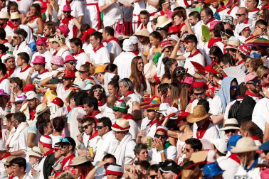 Público asistente a la Plaza de Toros de Pamplona durante la última corrida de la Feria del Toro 2018.