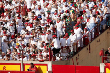Público asistente a la Plaza de Toros de Pamplona durante la última corrida de la Feria del Toro 2018.