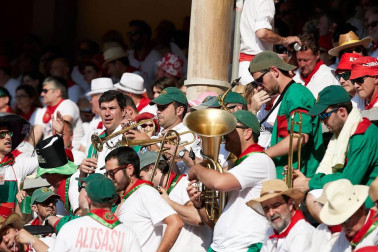 Público asistente a la Plaza de Toros de Pamplona durante la última corrida de la Feria del Toro 2018.