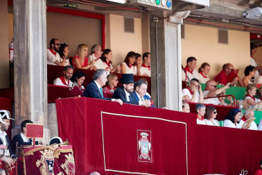 Público asistente a la Plaza de Toros de Pamplona durante la última corrida de la Feria del Toro 2018.