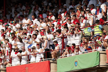 Público asistente a la Plaza de Toros de Pamplona durante la última corrida de la Feria del Toro 2018.