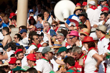 Público asistente a la Plaza de Toros de Pamplona durante la última corrida de la Feria del Toro 2018.