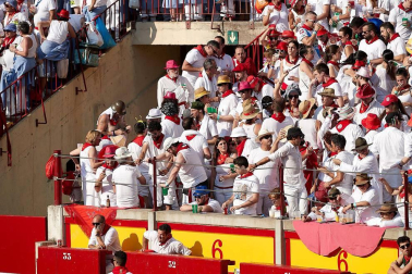 Público asistente a la Plaza de Toros de Pamplona durante la última corrida de la Feria del Toro 2018.