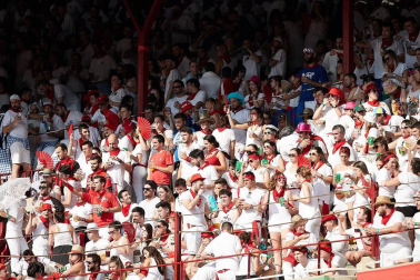 Público asistente a la Plaza de Toros de Pamplona durante la última corrida de la Feria del Toro 2018.