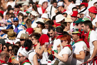 Público asistente a la Plaza de Toros de Pamplona durante la última corrida de la Feria del Toro 2018.