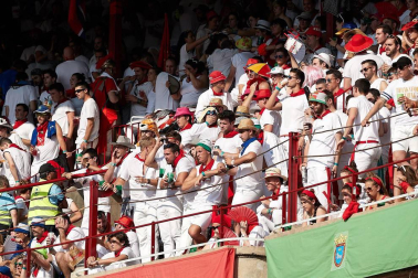 Público asistente a la Plaza de Toros de Pamplona durante la última corrida de la Feria del Toro 2018.