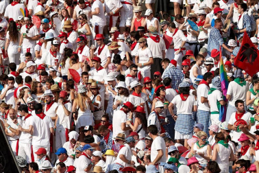 Público asistente a la Plaza de Toros de Pamplona durante la última corrida de la Feria del Toro 2018.