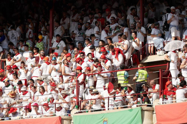 Público asistente a la Plaza de Toros de Pamplona durante la última corrida de la Feria del Toro 2018.