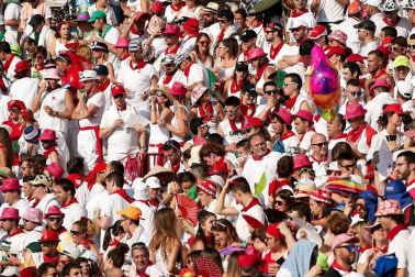 Público asistente a la Plaza de Toros de Pamplona durante la última corrida de la Feria del Toro 2018.