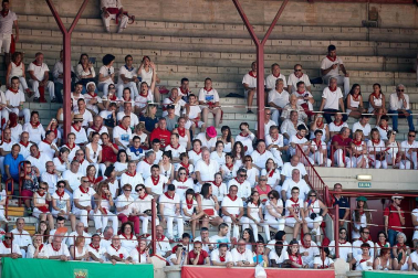 Público asistente a la Plaza de Toros de Pamplona durante la última corrida de la Feria del Toro 2018.