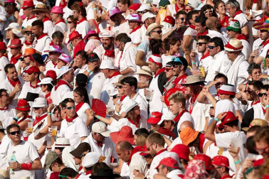 Público asistente a la Plaza de Toros de Pamplona durante la última corrida de la Feria del Toro 2018.