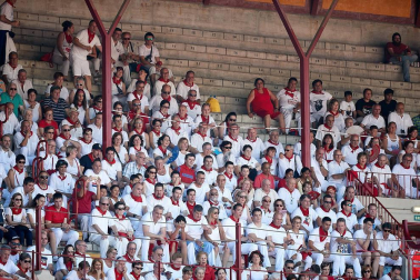 Público asistente a la Plaza de Toros de Pamplona durante la última corrida de la Feria del Toro 2018.