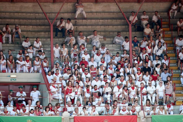 Público asistente a la Plaza de Toros de Pamplona durante la última corrida de la Feria del Toro 2018.
