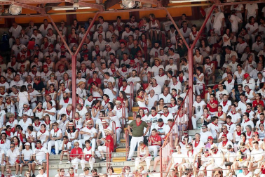 Público asistente a la Plaza de Toros de Pamplona durante la última corrida de la Feria del Toro 2018.